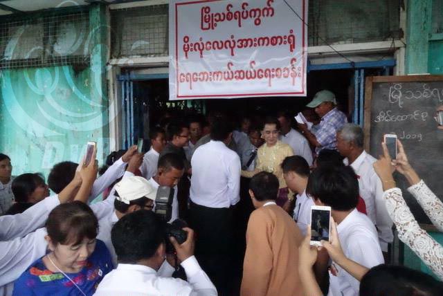 ေဒၚေအာင္ဆန္းစုၾကည္ ေရေဘးသင့္ဒုကၡသည္မ်ားကို သြားေရာက္လွဴဒန္း (ဓာတ္ပံု)