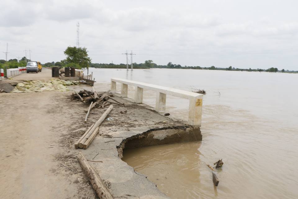 မူးျမစ္ေရတိုးျခင္းေၾကာင့္ မံုရြာ-ေရႊဘို ျဖတ္လမ္း သမ႐ိုးတံတားခ်ဥ္းကပ္လမ္း ပ်က္စီး (ဓာတ္ပုံ)