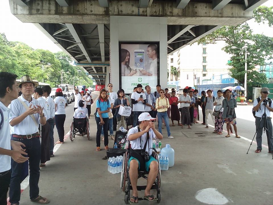 ေရေဘးသင့္ျပည္သူမ်ားအတြက္ မသန္စြမ္းအဖြဲ႔၀င္မ်ား အလႉေငြေကာက္ခံ (ဓာတ္ပုံ)