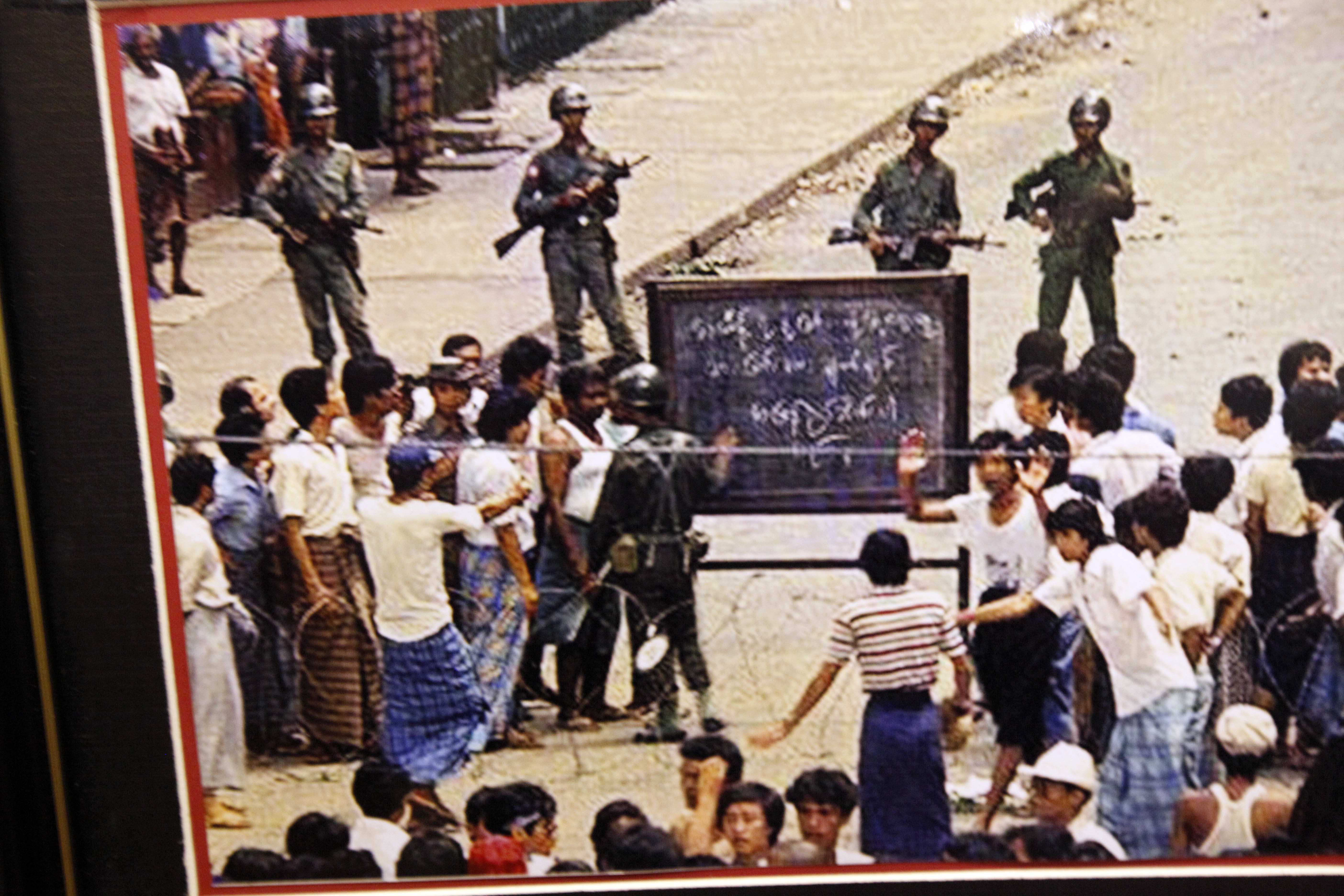 ဖမ္းဆီးခံ ေက်ာင္းသားျပည္သူမ်ားကုိ အျပန္လႊတ္ေပးရန္ ေတာင္းဆုိ