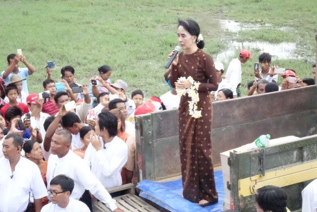 ပြင့္ျဖဴ ေရေဘးသင့္ျပည္သူမ်ားအတြက္ ေဒၚေအာင္ဆန္းစုၾကည္ ဆန္အိတ္ ၃၀၀ လွဴဒါန္း