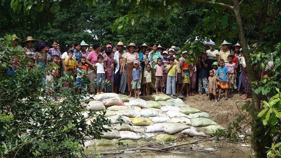 အစားအေသာက္ႏွင့္ေဆးဝါး အကူအညီလိုအပ္ေနတဲ့ ငွက္ေပ်ာေတာစုရြာက ေရေဘးဒုကၡသည္မ်ား (ဓာတ္ပံု)