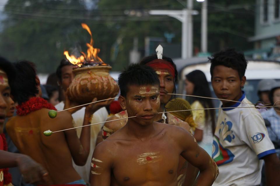 မႏၱေလးၿမိဳ႕က စႏၵီမယ္ေတာ္ မီးနင္းပြဲ (ဓာတ္ပံု)