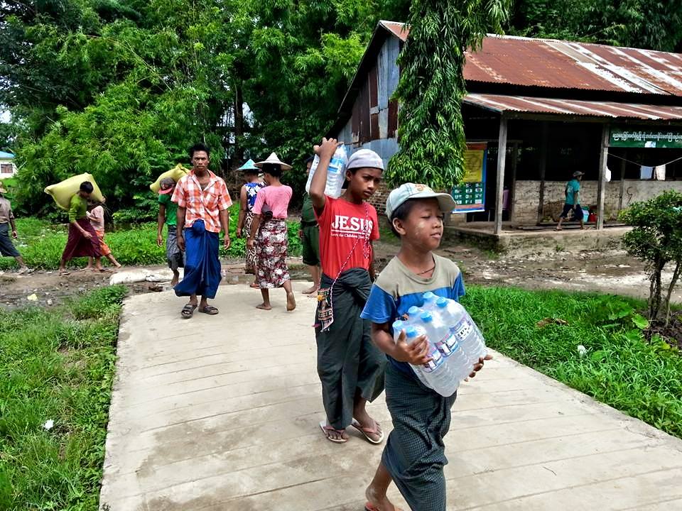 ဟသၤာတၿမိဳ႕ ေရက်၊ ေရေဘးေရွာင္ျပည္သူမ်ား အိမ္ျပန္ (ဓာတ္ပံု)