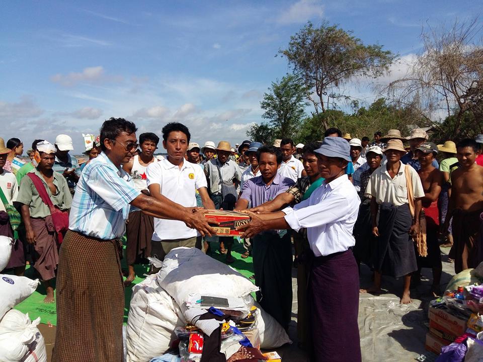 အရာေတာ္ၿမိဳ႕နယ္ ေရေဘးသင့္ျပည္သူမ်ားအတြက္ ပန္းပ်ဳိးလက္ ပရဟိတအဖြဲ႔ လႉဒါန္း (ဓာတ္ပုံ)