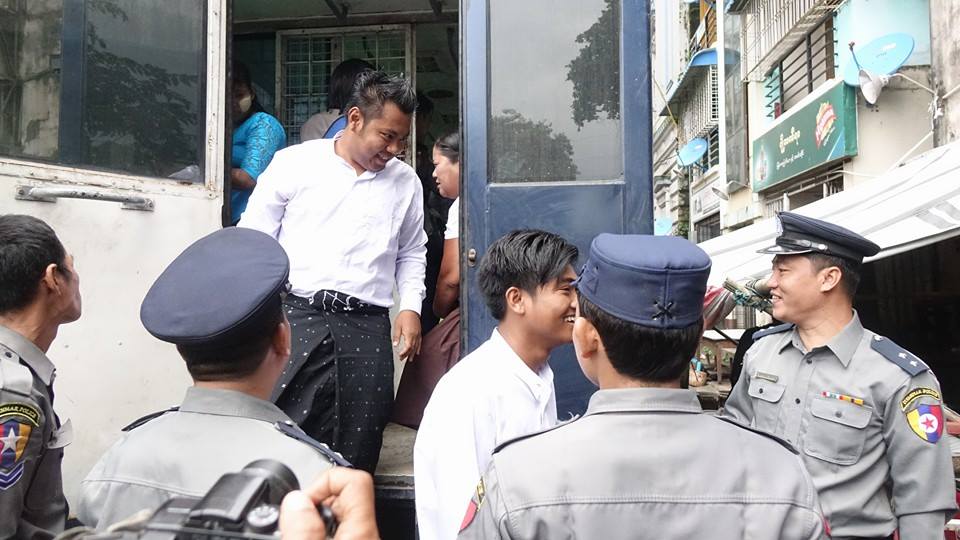 တကသေက်ာင္းသား ကိုေဇယ်ာလြင္ႏွင့္ ကုိပုိင္ရဲသူတုိ႔ကို ႐ုံးထုတ္ (ဓာတ္ပုံ)