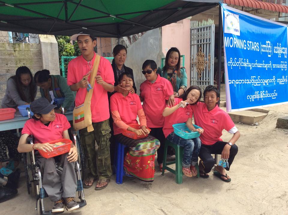 ေရေဘးသင့္ျပည္သူမ်ားအတြက္ မသန္စြမ္းအဖြဲ႔ အလႉေငြေကာက္ခံ (ဓာတ္ပုံ)