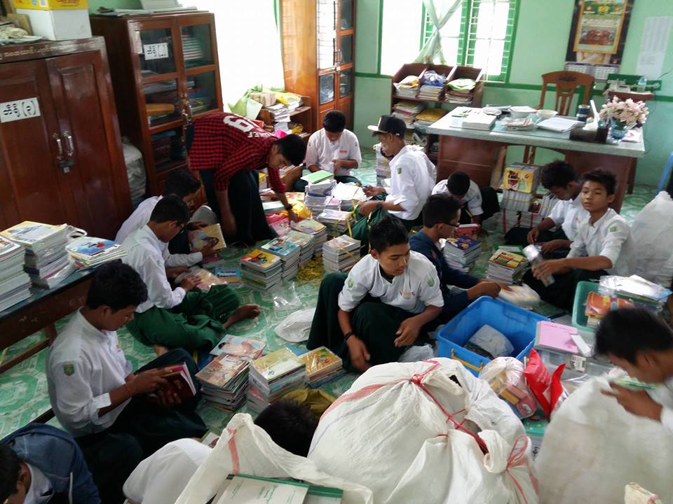 ေရေဘးသင့္ေက်ာင္းမ်ားအတြက္ သင္ေထာက္ကူပစၥည္းမ်ား လႉဒါန္း (ဓာတ္ပံု)