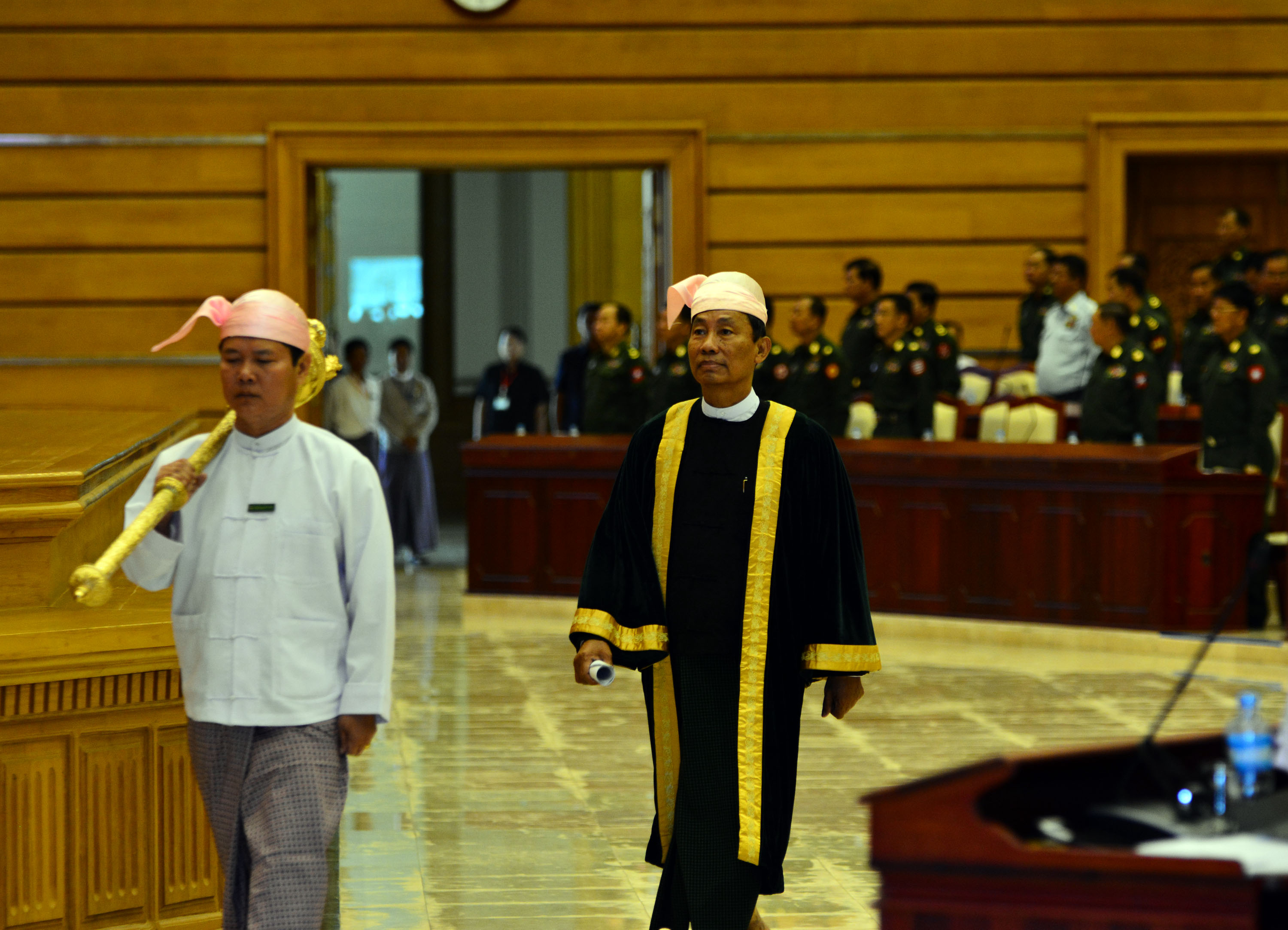 ကိုယ္စားလွယ္ ႐ုပ္သိမ္းဥပေဒၾကမ္း အစီရင္ခံစာတင္