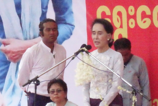 ေဒၚေအာင္ဆန္းစုၾကည္ သန္လ်င္ၿမိဳ႕ မဲဆြယ္စည္းရုံးေရး ခရီးစဥ္ (ဓာတ္ပံု)
