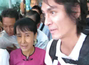 ေဒၚ​ေအာင္ဆန္း​စုၾကည္ ေမြးေန့အမီ သားငယ္ေရာက္႐ွိ