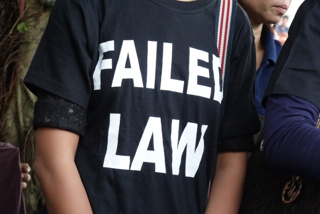 Failed Law  အက်ႌ၀တ္ဆင္ၿပီး ေက်ာင္းသားေခါင္းေဆာင္မ်ား ႐ုံးထုတ္လာေရာက္
