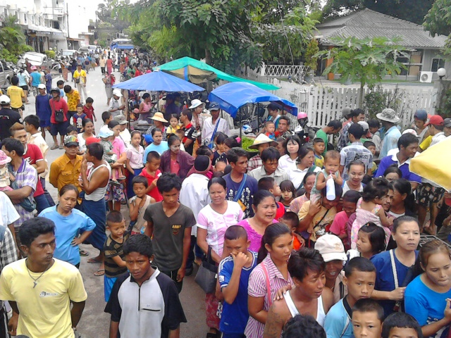 မဲေဆာက္ ထုိင္းတ႐ုတ္ဘုံေက်ာင္း အလႉ (သတင္းဓာတ္ပုံ)