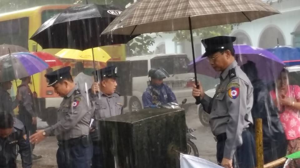 တရားခံေျပးလက္ခ်က္ျဖင့္ ေသဆုုံးခဲ့သည့္ ရဲတပ္ဖြဲ႔၀င္ ၂ ဦး စ်ာပန (ဓာတ္ပံု)
