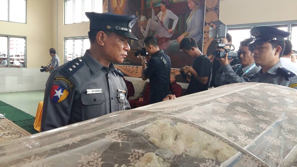တရားခံေျပးလက္ခ်က္ျဖင့္ ေသဆုုံးခဲ့သည့္ ရဲတပ္ဖြဲ႔၀င္ ၂ ဦး စ်ာပန (ဓာတ္ပံု) (၂)