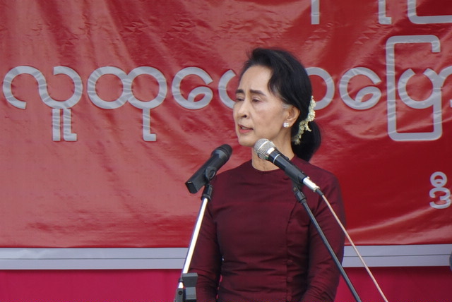 ေဒၚေအာင္ဆန္းစုၾကည္ ဒီေမာဆုိ လူထုေဟာေျပာပြဲ (ဓာတ္ပုံ)
