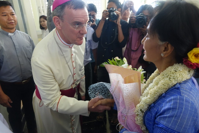 ေဒၚစု လြိဳင္ေကာ္ၿမိဳ႕ ခရစ္ယာန္ဘုန္းေတာ္ႀကီးမ်ားကုိ ေတြ႔ဆုံ (ဓာတ္ပုံ)