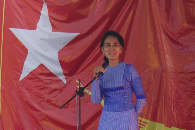 ေဒၚေအာင္ဆန္းစုၾကည္၏ လြိဳင္ေကာ္ၿမိဳ႕မဲဆြယ္စည္း႐ုံးေရး ေဟာေျပာပဲြ (ဓာတ္ပံု)