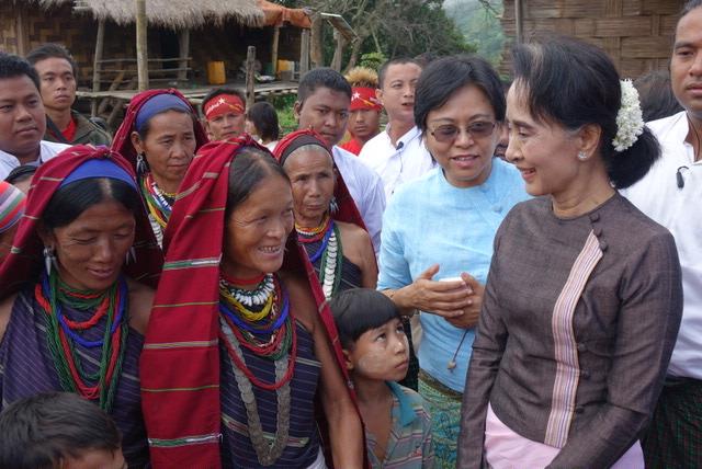 ေရွးကယား လူမ်ဳိးမ်ားကုိ ေဒၚေအာင္ဆန္းစုၾကည္ ေတြ႔ဆုံ (ဓာတ္ပုံ)