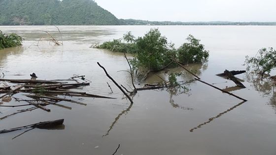 ျမစ္ေရတုိးမႈေၾကာင့္ ျပည္ၿမိဳ႕ သဲျဖဴေက်းရြာ အိမ္ ၅ လုံး ေရထဲေမ်ာ