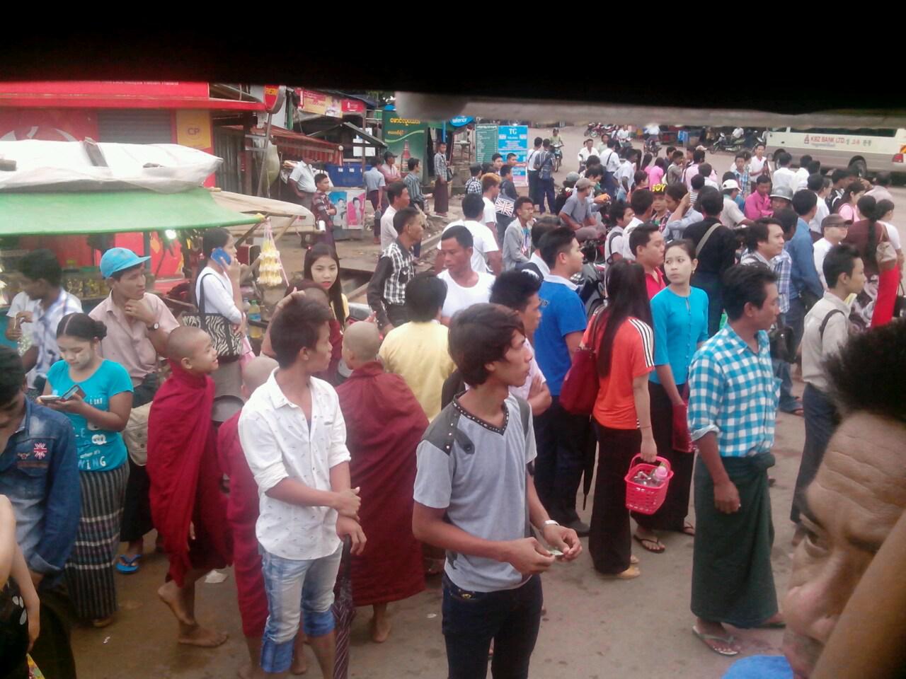 သန္လ်င္ ဘတ္စ္ကားမ်ား ရပ္နားမႈေၾကာင့္ ခရီးသည္မ်ား စုပုံ (ဓာတ္ပုံ)