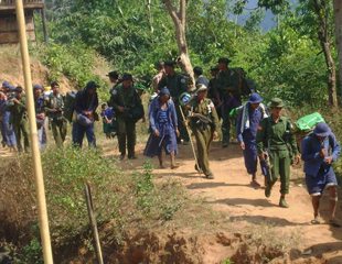 အစိုးရတပ္က ရြာသားမ်ားကို စစ္၀တ္စံုဆင္ေပးၿပီး လမ္းျပလုပ္ခိုင္း