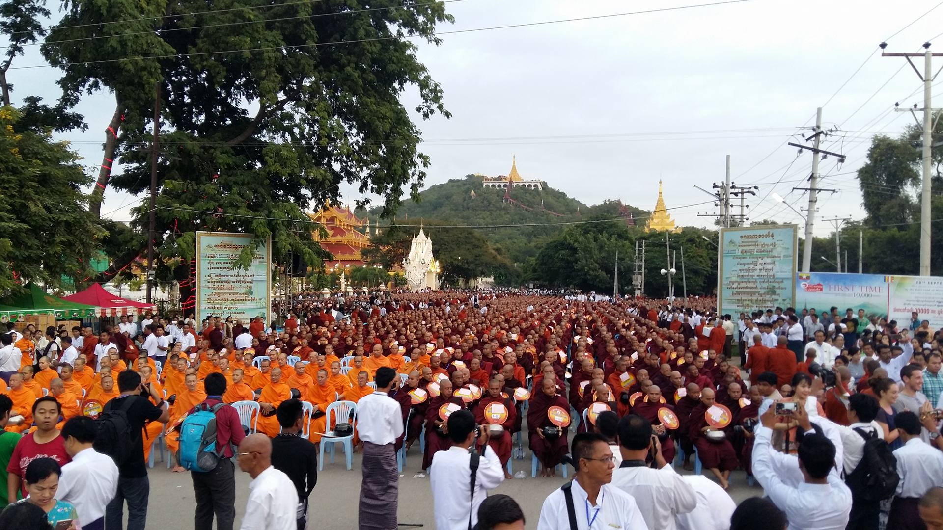 ထုိင္း-ျမန္မာ ပူးေပါငး္ၿပီး သံဃာအပါး ၁ ေသာင္းကုိ ဆြမ္းဆန္စိမ္းေလာင္းလွဴ