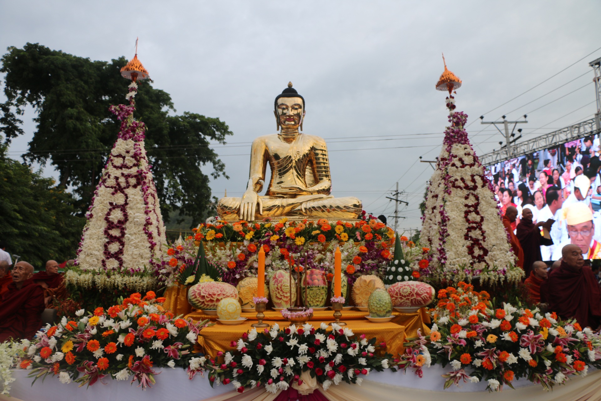 ျမန္မာ-ထိုင္း သံဃာေတာ္ အပါး ၁ေသာင္း ဆြမ္းဆန္စိမ္းေလာင္းလႉပြဲ (ဓာတ္ပုံ)