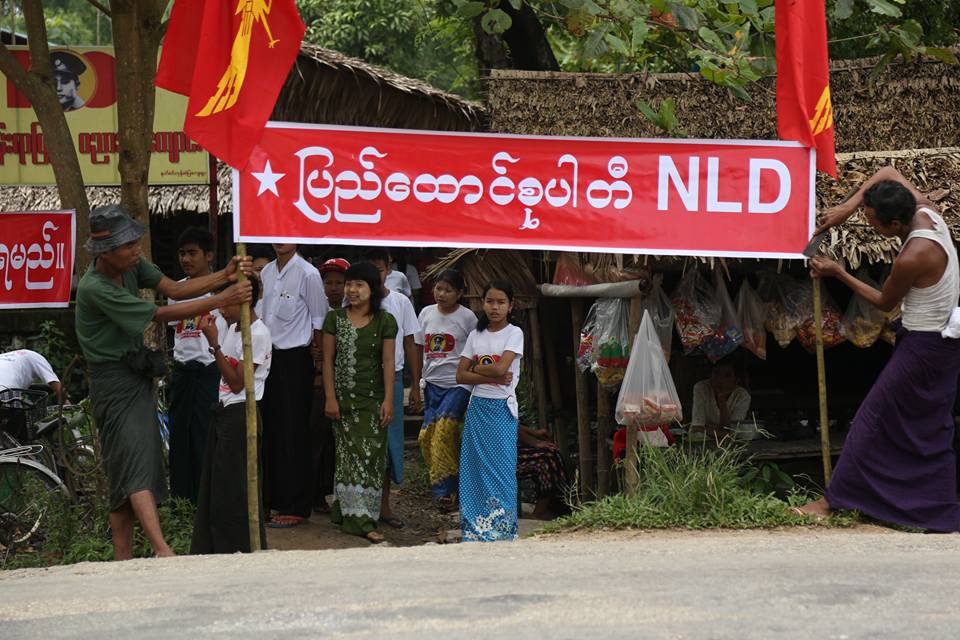 စည္း႐ုံးေရးခရီးစဥ္ လာေရာက္မည့္ ေဒၚေအာင္ဆန္းစုၾကည္ ကုိ ႀကဳိဆုိရန္ ျပင္ဆင္ (ဓာတ္ပုံ)