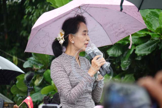 ေဒၚေအာင္ဆန္းစုၾကည္ အေဖ်ာက္ေက်းရြာတြင္ ေရြးေကာက္ပဲြေအာင္ႏိုင္ေရး ေဟာေျပာ