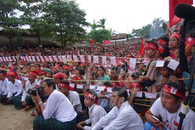 မဆယ္ဆိပ္ေက်းရြာ တြင္ ေရြးေကာက္ ပဲြေအာင္ႏိုင္ေရး အတြက္ ေဒၚစု ေဟာေျပာ (ဓာတ္ပံု)