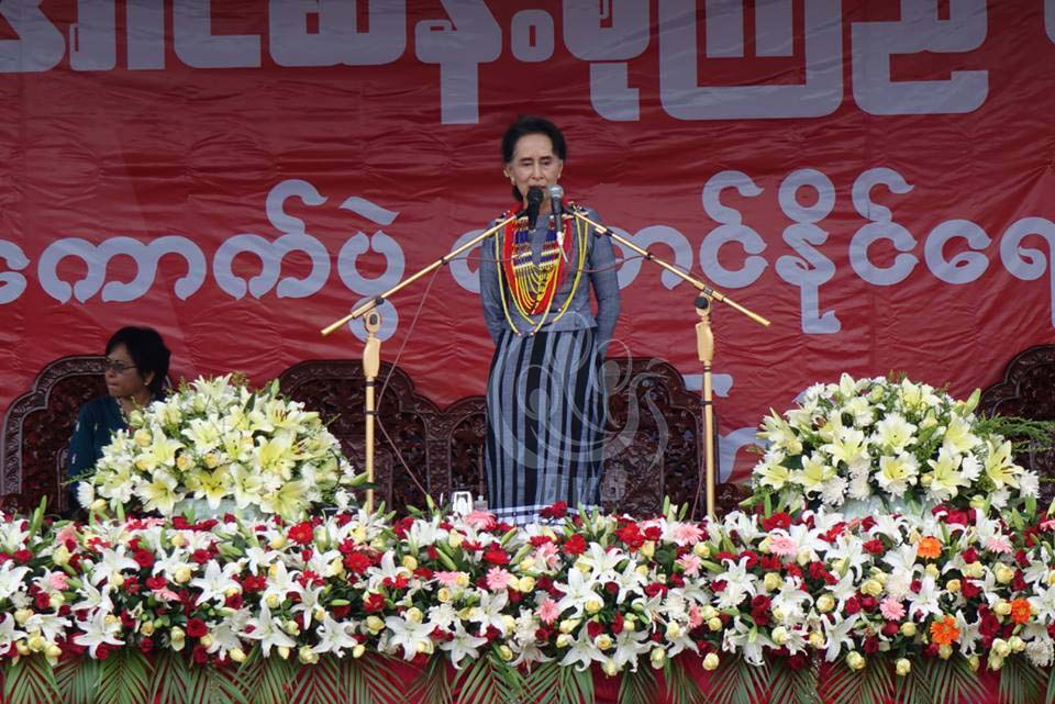 ခႏီၱးေဒသခံလူထုကို ေဒၚေအာင္ဆန္းစုၾကည္ မဲဆြယ္စည္း႐ုံး (ဓာတ္ပံု)