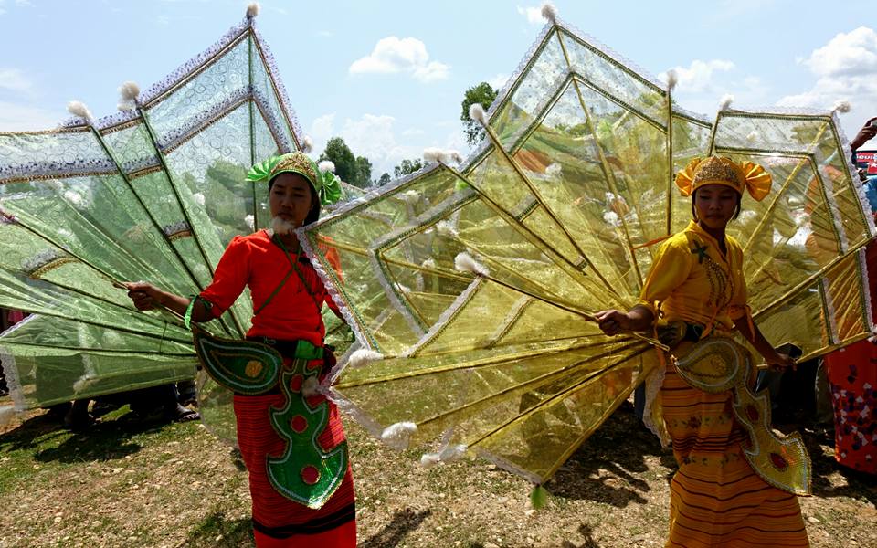 ေဒၚေအာင္ဆန္းစုၾကည္ကုိ ႐ုိးရာအကျဖင့္ ႏႈတ္ဆက္ေနစဥ္ (ဓာတ္ပုံ)
