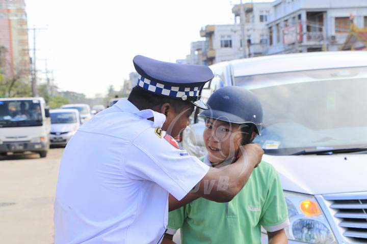 မႏၱေလးယာဥ္ထိန္းရဲတပ္ဖဲြ႔ ယာဥ္စည္းကမ္း ပညာေပးေဆာင္ရြက္မႈမ်ား ျပဳလုပ္ (ဓာတ္ပံု)