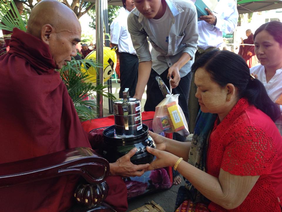 ေရႊေညာင္ သပိတ္ဆြမ္းေလာင္းလွဴပြဲ (သတင္း ဓာတ္ပုံ)