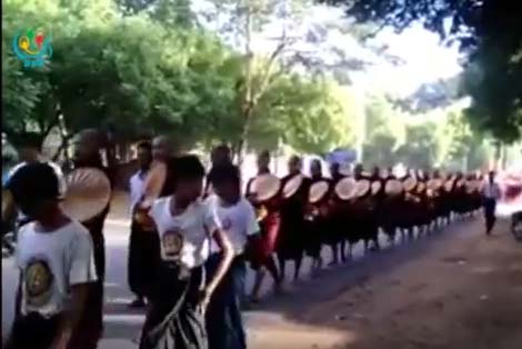 ပုဂံတြင္ သံဃာေတာ္မ်ား ဆြမ္းဆန္စိမ္း အလွဴခံ (႐ုပ္သံ)