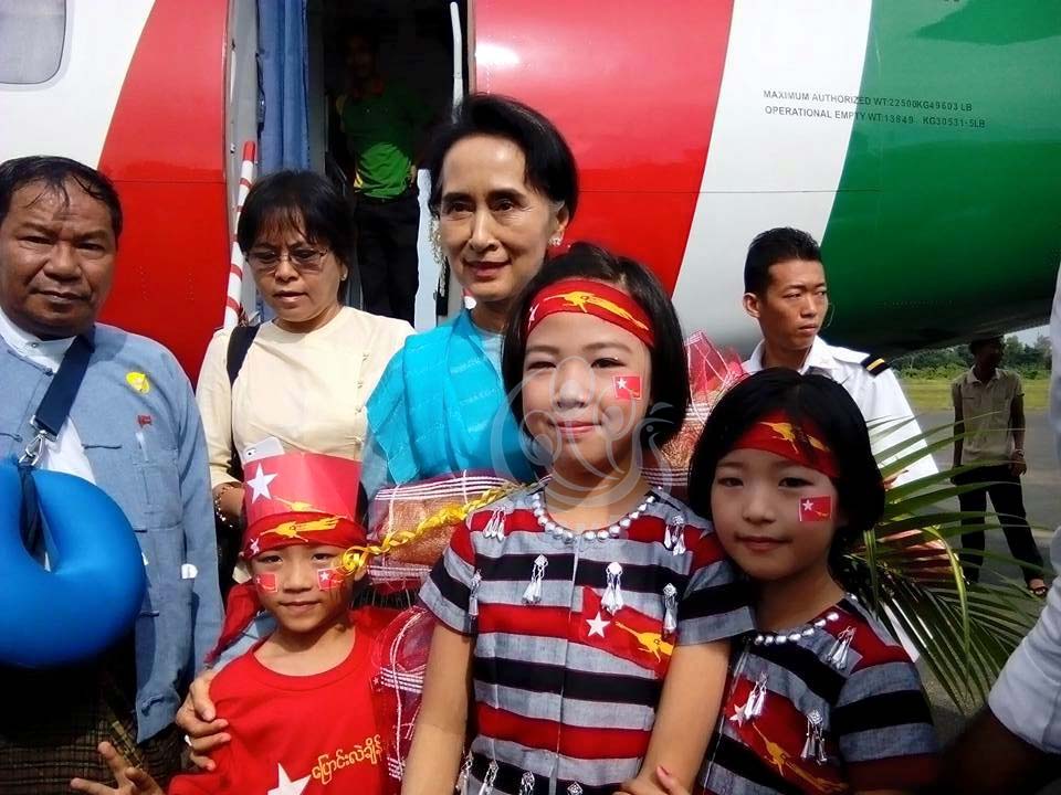 ေဒၚေအာင္ဆန္းစုၾကည္ ျမစ္ႀကီးနားေလဆိပ္ ေရာက္ရွိ (ဓာတ္ပံု)