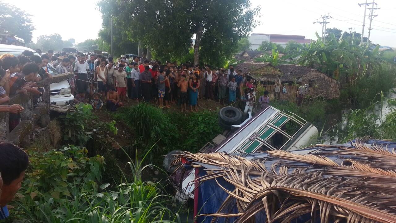 ခရီးသည္တင္ကား ႏွင့္ အိမ္စီးကား တုိက္မိ၊ လူ ၈ ဦး ဒဏ္ရာရ (သတင္းဓာတ္ပုံ)