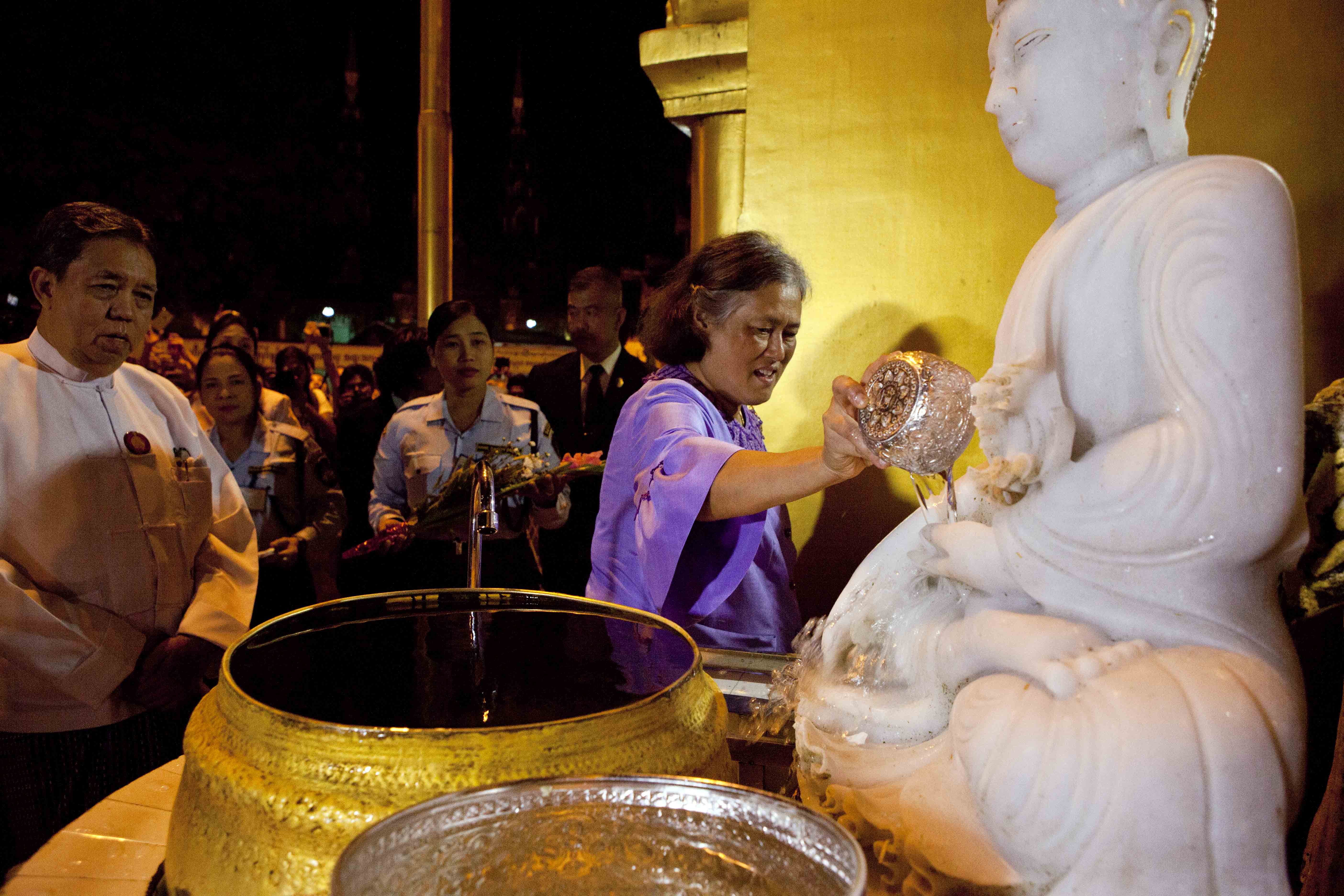 ထုိင္းဘုရင့္ သမီးေတာ္ သီရိဒုံ ေရႊတိဂုံဘုရားကုိ ဖူးေျမာ္ (ဓာတ္ပုံ)