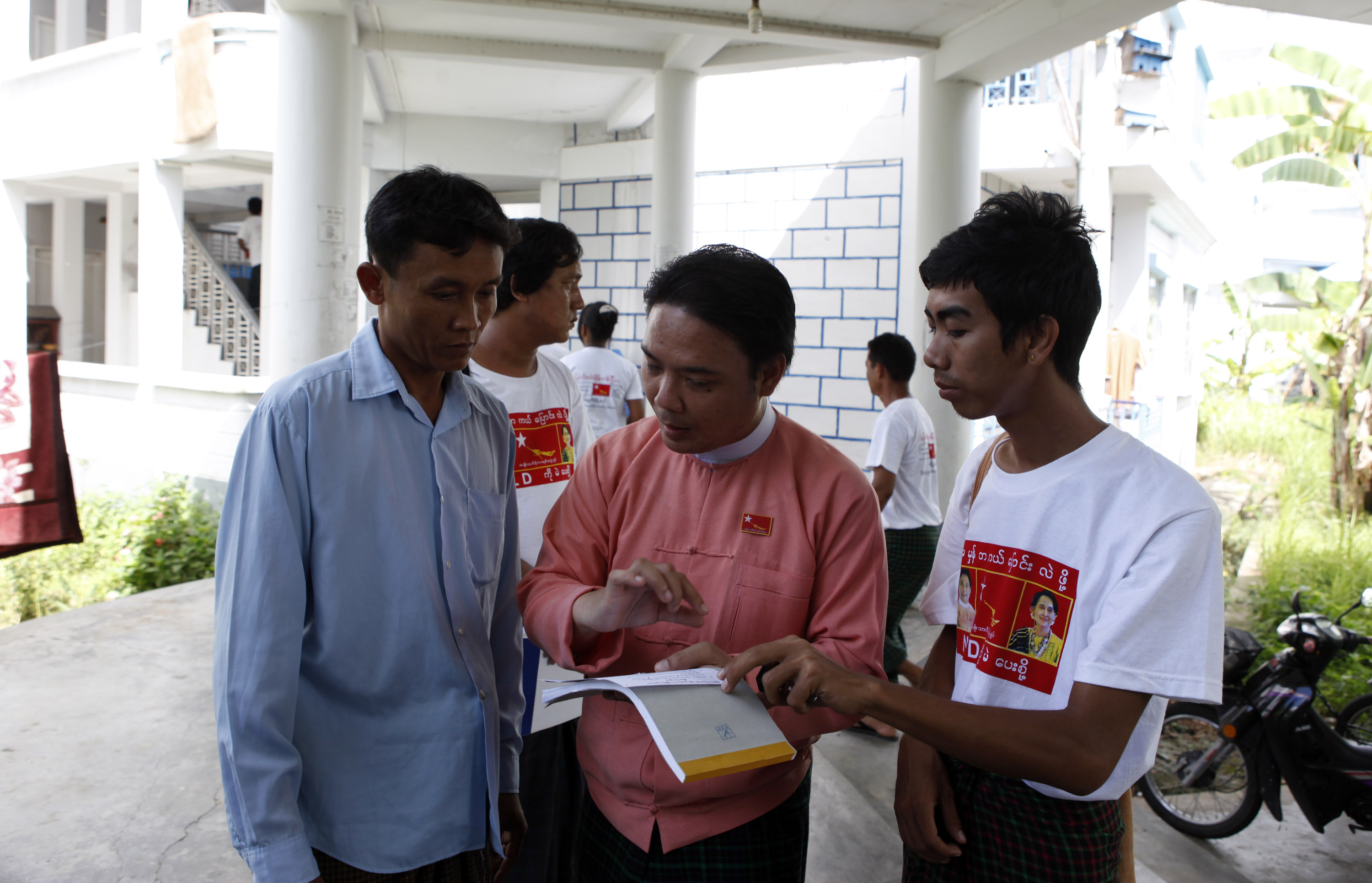 ဦးၿဖိဳးေဇယ်ာေသာ္ ၀န္ထမ္းအိမ္ရာမ်ားတြင္ မဲဆြယ္စည္း႐ုံး (ဓာတ္ပုံ)