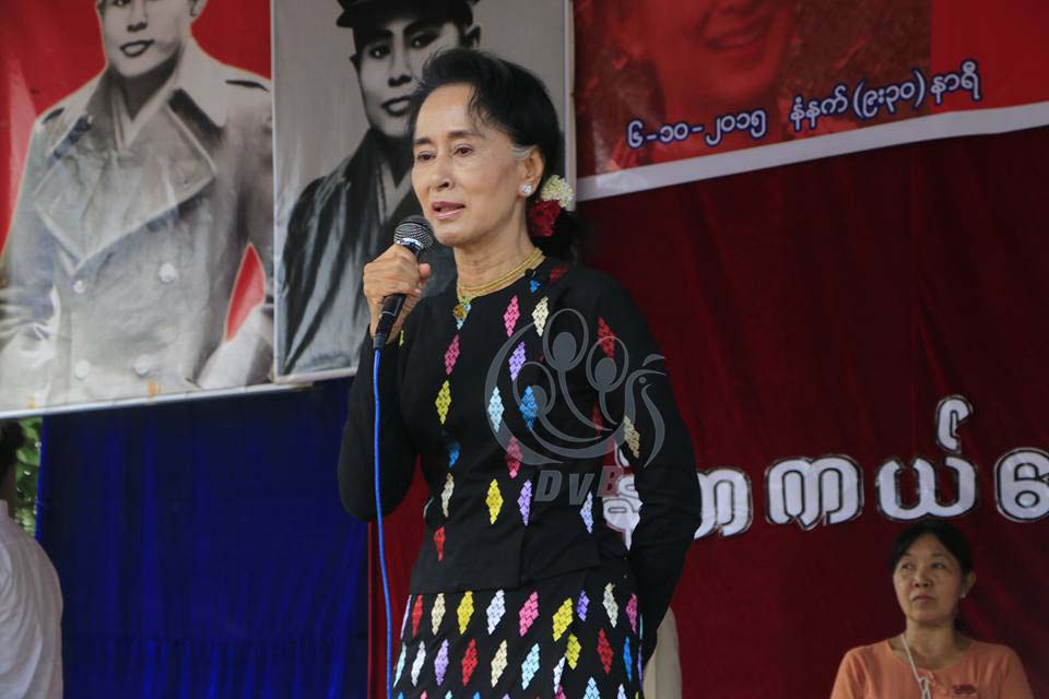 မိုးေမာက္ၿမိဳ႕တြင္ ေဒၚေအာင္ဆန္းစုၾကည္ မဲဆြယ္စည္း႐ုံး ေဟာေျပာ (ဓာတ္ပံု)