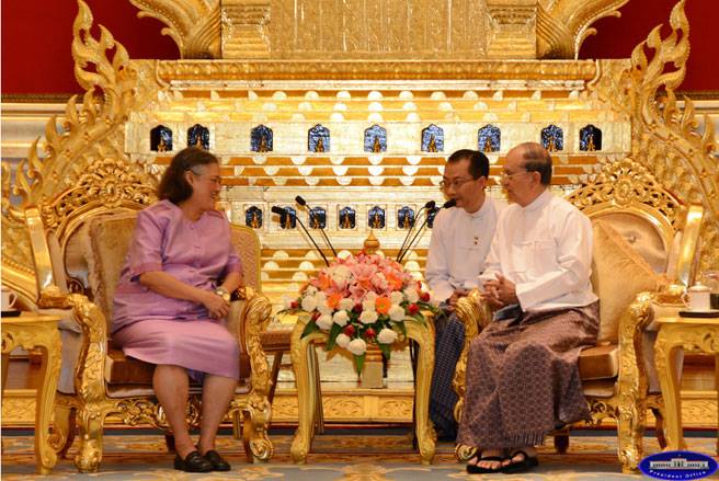 ထိုင္းဘုရင့္သမီးေတာ္သီရိဒံုႏွင့္ သမၼတေတြ႔ဆံု၊ ေသြး၀န္ေဆာင္မႈယာဥ္လွဴဒါန္း