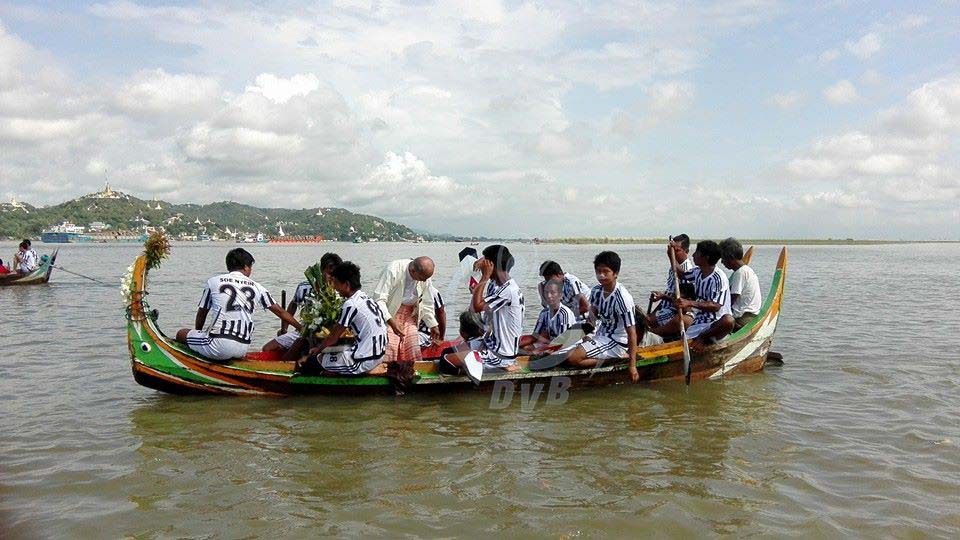 ေရႊၾကက္ယက္ဘုရား၏ ေလွၿပိဳင္ပြဲေလွဦးတိုက္ ဝဲစာေကၽြးပဲြ (ဓာတ္ပံု)