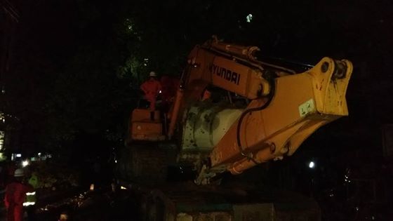 ေျမတူးစက္တင္ ကုန္တင္နာကား သစ္ကုိင္းႏွင့္ၿငိ၊ လူတဦး သစ္ကုိင္းပိ (ဓာတ္ပုံ)
