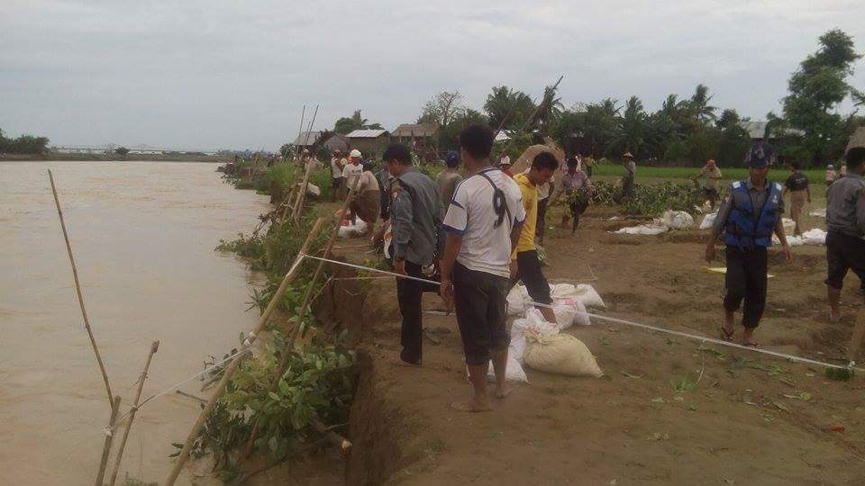 မုိးမ်ားၿပီး မဲဇာျမစ္ေရႀကီးမႈေၾကာင့္ ကသာခ႐ုိင္တြင္းရွိ ေက်းရြာ ေရတုိက္စားခံရ (ဓာတ္ပုံ)