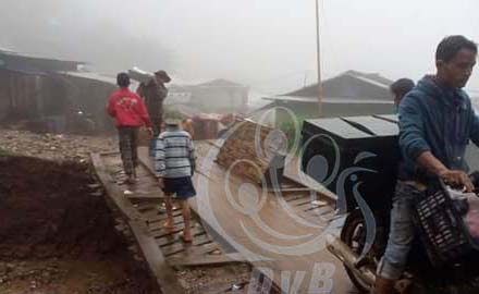 ေျမၿပိဳမႈ ဆက္တိုက္ျဖစ္ပြား၍  ေမာ္ခ်ီးေဒသခံမ်ား အိုးအိမ္စြန္႔ခြာတိမ္းေရွာင္