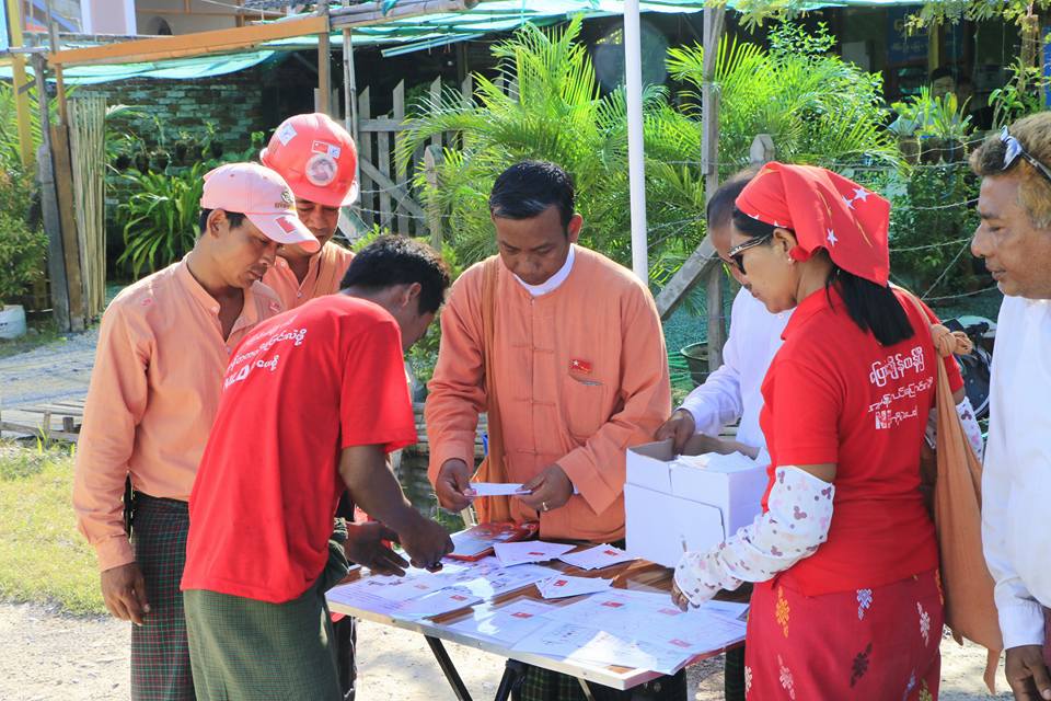 မႏၱေလး ၿမိဳ႕သစ္ရပ္ကြက္တြင္ အန္အယ္လ္ဒီက မဲေပးမႈပညာေပး (ဓာတ္ပုံ)
