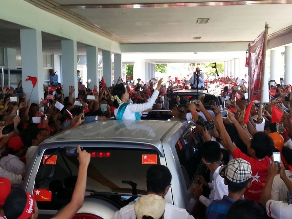 ေဒၚေအာင္ဆန္းစုၾကည္ကုိ သံတြဲေဒသခံ ေထာင္ခ်ီႀကိဳဆုိ