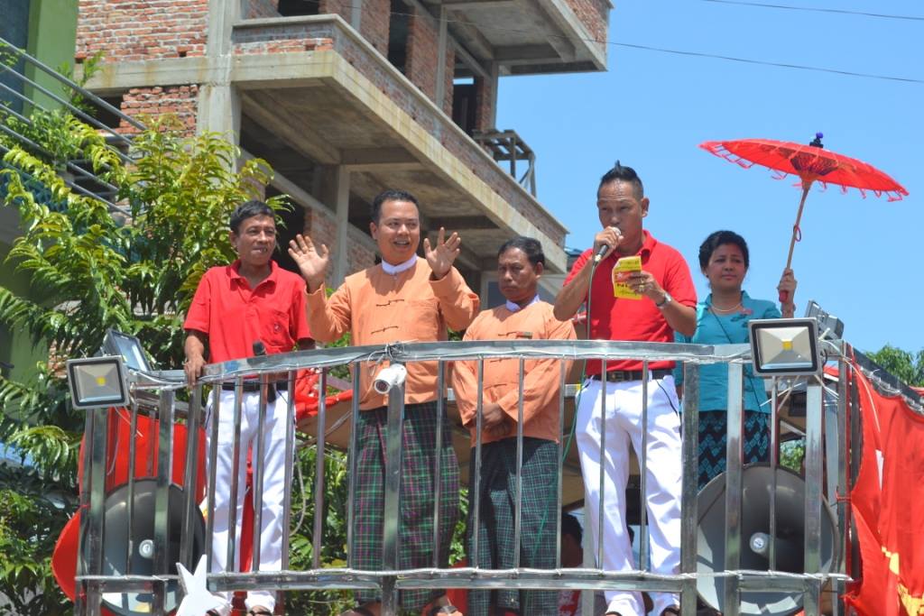 ခ်စ္ေခ်ာႏွင့္ပြမ္ပြမ္တုိ႔ ျပက္လံုးမ်ားျဖင့္ မဲဆြယ္ေနသည့္ ၿမိတ္အန္အယ္လ္ဒီ (ဓာတ္ပုံ)