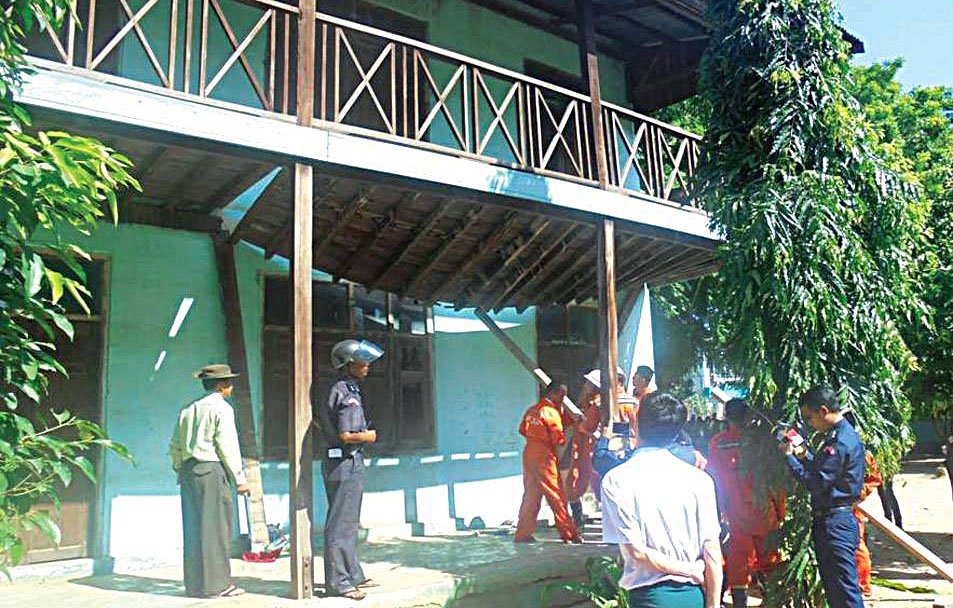 မုံရြာၿမိဳ႕ အလက ၄ ေက်ာင္း ၀ရန္တာၿပိဳက်